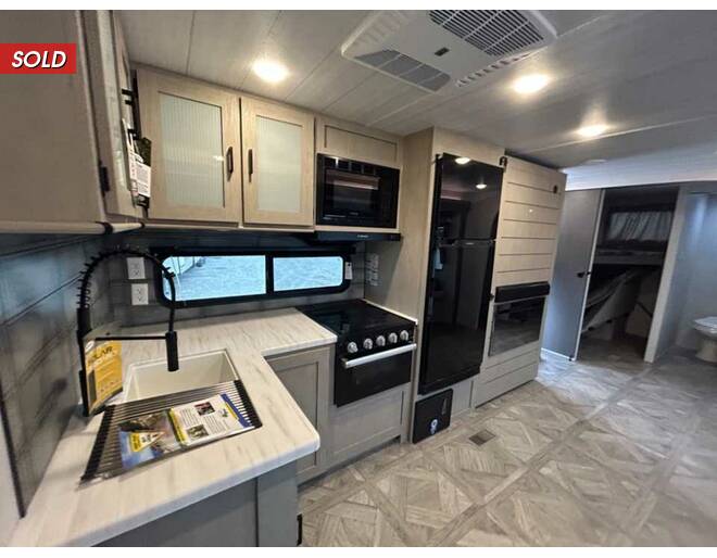 2024 Salem 29BDBX Platinum Travel Trailer at Homestead RV Center STOCK# 2265 Photo 9